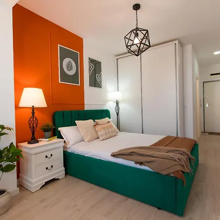 Ivory - Modern Minimalist *