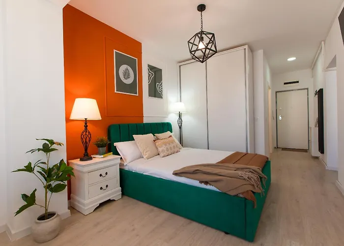 Ivory - Modern Minimalist *